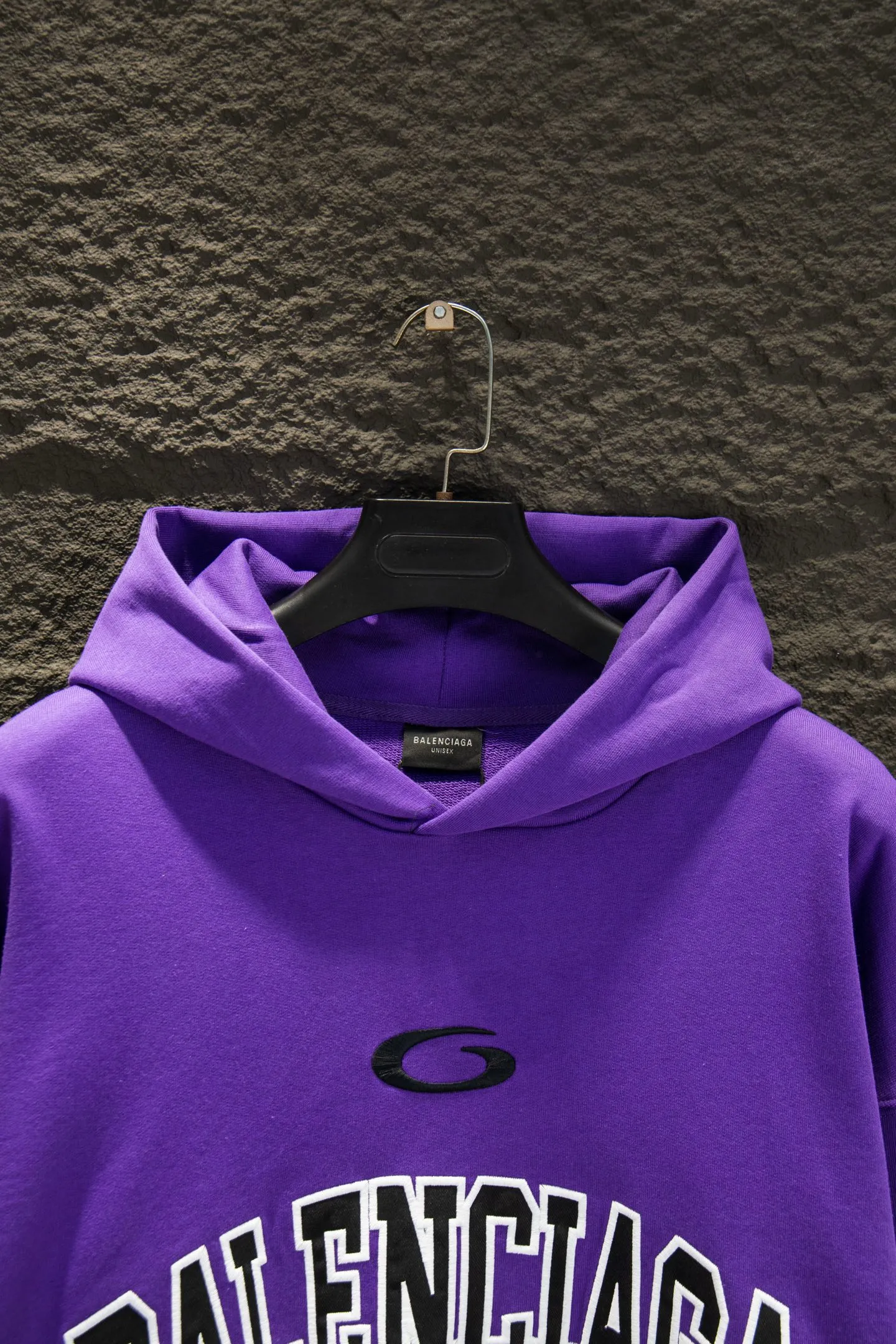 Style number: 5224#p160 🆕Balenciaga 26ss Classic jersey hooded sweatshirt. The os version is really charming. Balenciaga is also really unique. Every new season has the best version. It is very practical and can be worn casually✔️ - ⚠️100% cotton, using 420 grams of pure cotton fabric Made of imported knitting needle carded cotton, the thickness is moderate, drapey and contoured, making the upper body comfortable! ! It is very tolerant to fat body types and can instantly lose five pounds after wearing it! The front panel # jersey element # embroidery adopts imported Tajima high-density heavy-duty embroidery technology. The fonts are three-dimensional and full. The back panel and front panel are made of direct-injection digital printing environmentally friendly glue material and mechanized printing process. Mechanical printing has high precision, the positioning accuracy can reach ±0.02mm, and the quality stability is strong. In the past two years, oversize has become the focus of the trend and has been a popular staple in the past two years. The change of designers has made this brand an instant hit. The progressive fashion of the times also needs fresh elements and the blood impact of trendy designs in order to continue its glory! It’s stylish both inside and outside, a must-have for high street travel! An absolute "eye-catching style" that can match couples 💏 Color: Reactive Black Blue Purple Size: XS S M L